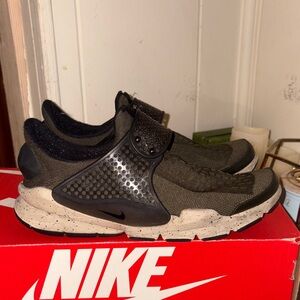 NIKE SOCK DART Olive Slip-On Sneakers
